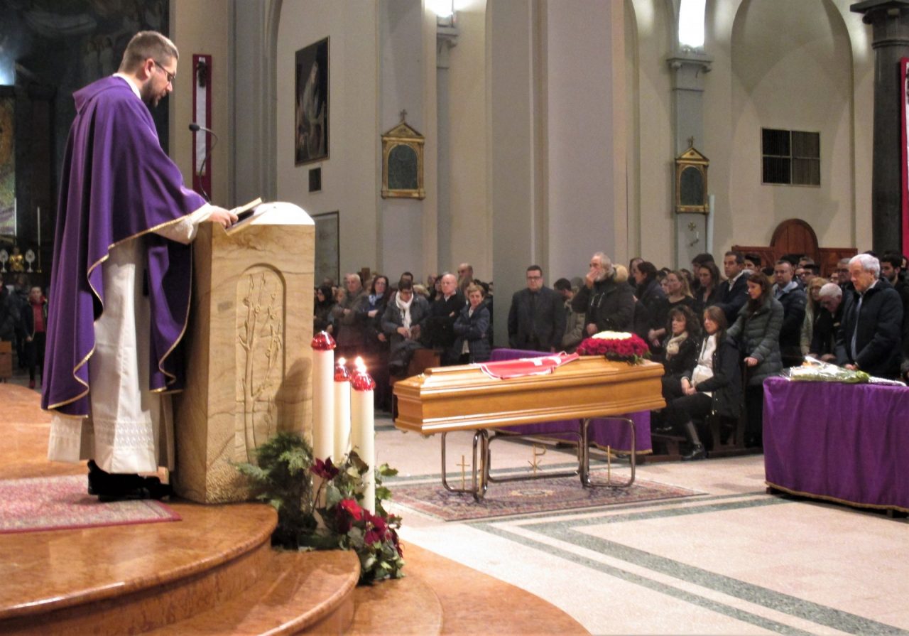 Chiesa gremita per l’ultimo saluto ad Alessio Allegri VIDEO