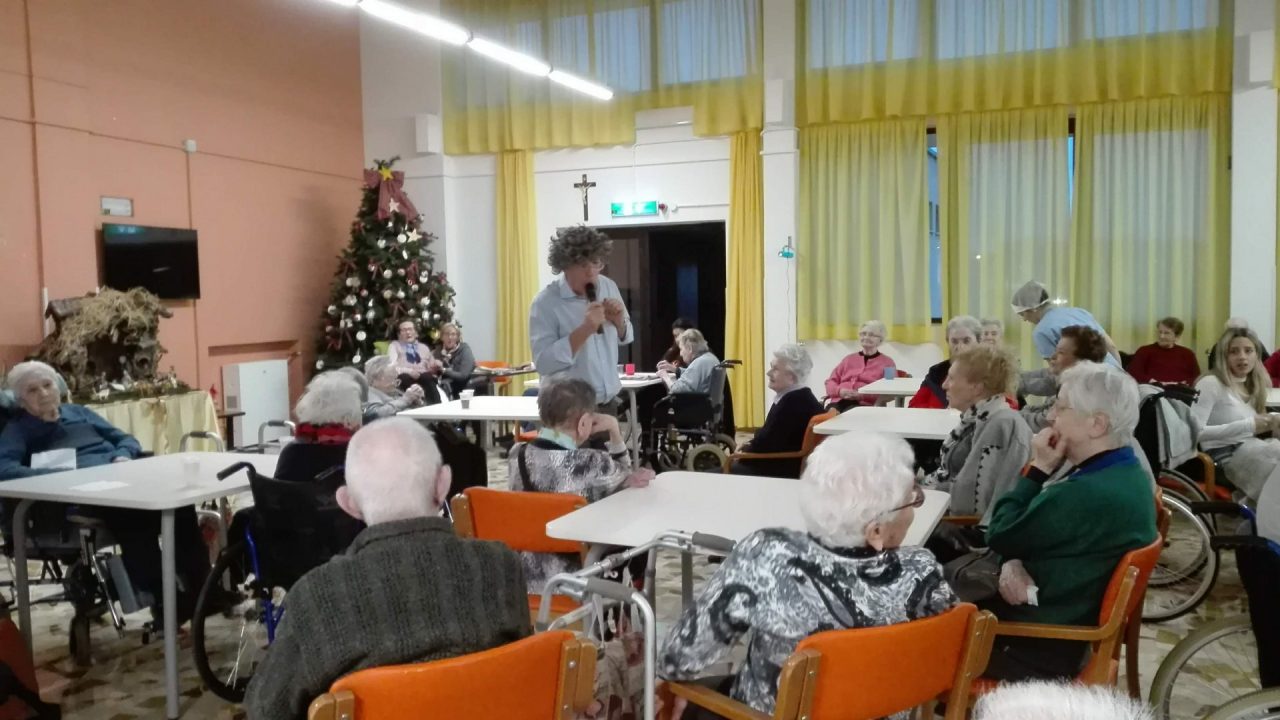 Ancora tutti in piazza… e gli auguri di Natale agli anziani in Rsa FOTO