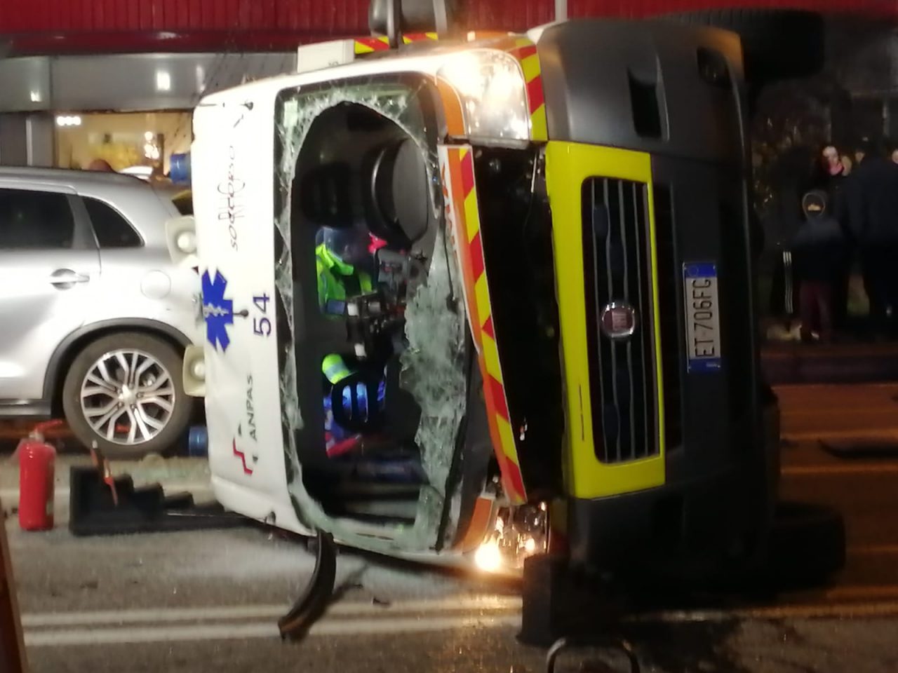Ambulanza si ribalta sul Sempione, feriti i sanitari di Rho soccorso