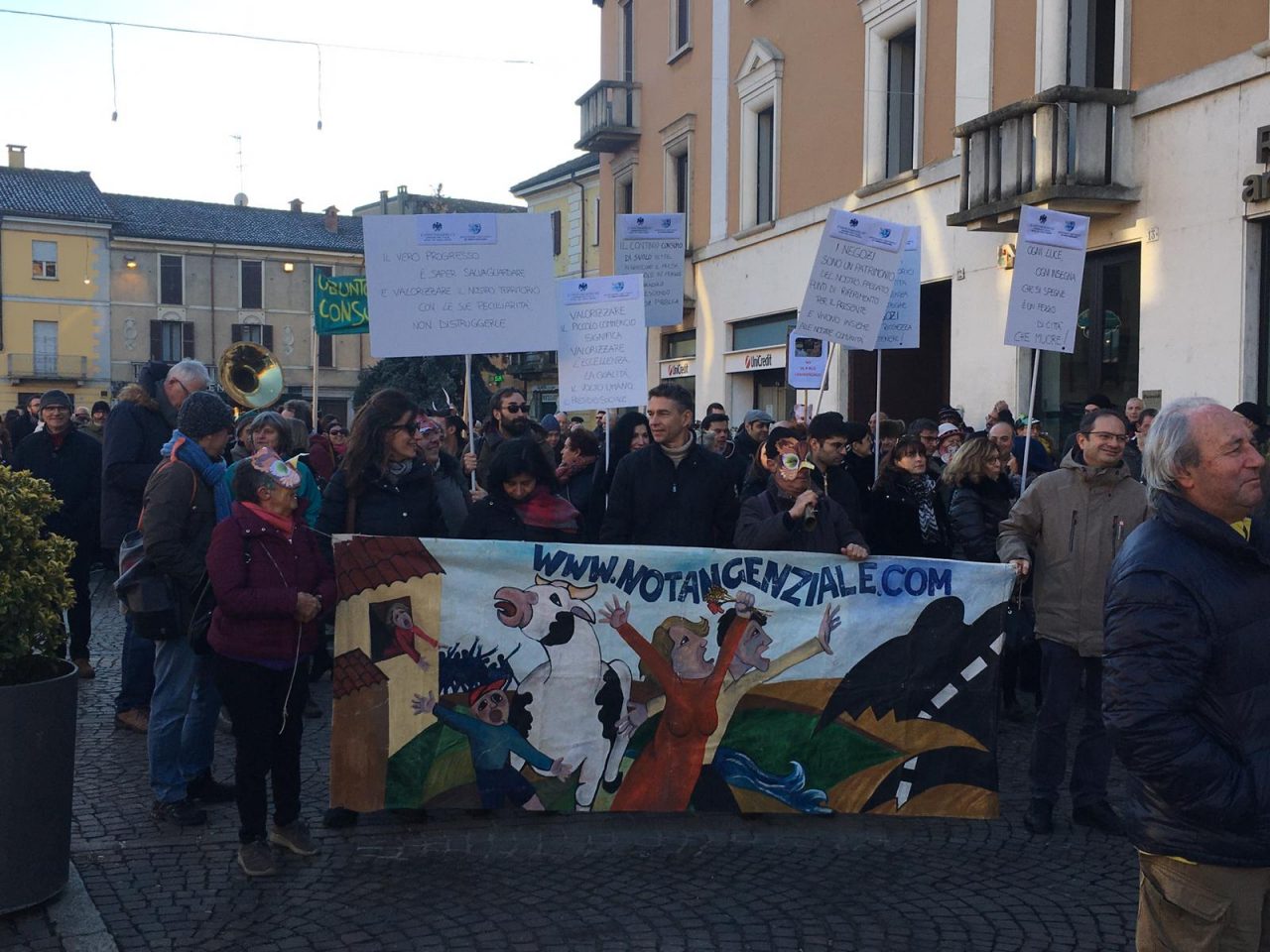 Cittadini in piazza contro polo commerciale e tangenziale