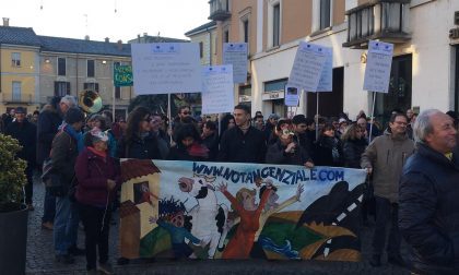Cittadini in piazza contro polo commerciale e tangenziale