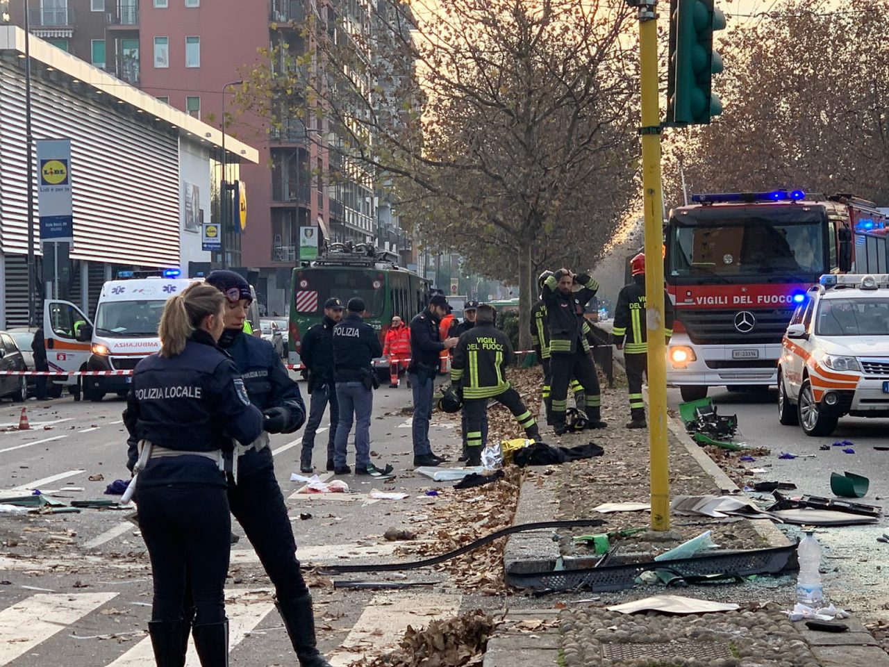 Scontro filobus e camion rifiuti