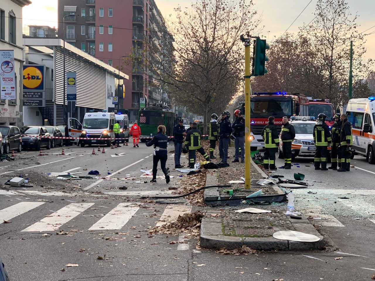 Milano, scontro filobus e camion rifiuti