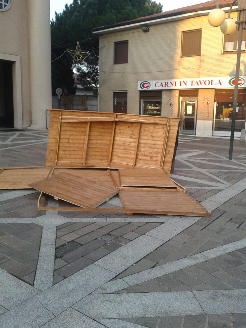 Atti vandalici in piazza a Pregnana: interviene il sindaco