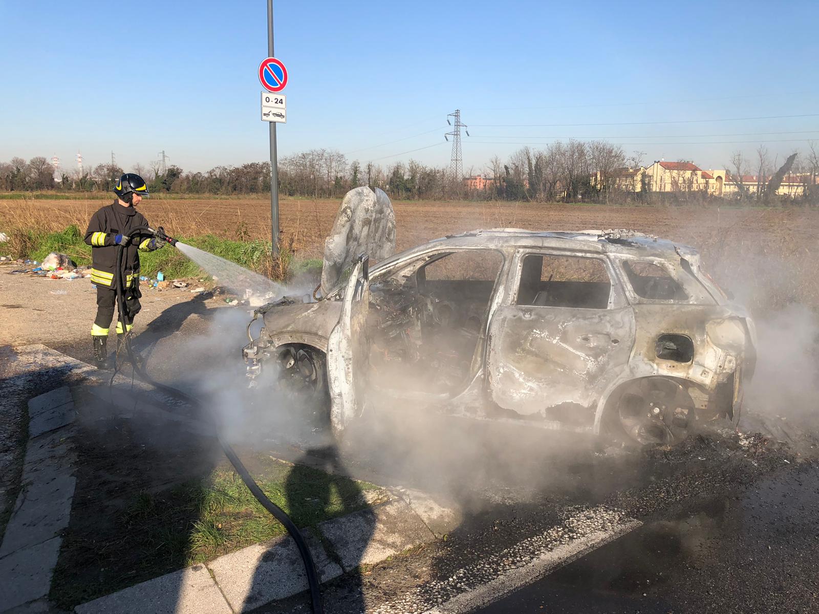 Settimo Milanese, auto in fiamme