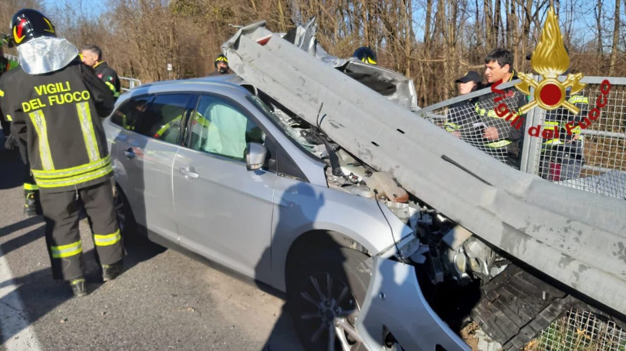 Lomazzo, incidente finisce contro guardrail
