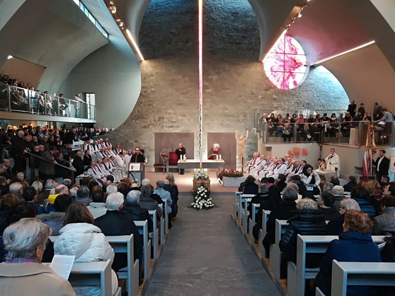 Legnano, folla al funerale di don Luigi Poretti