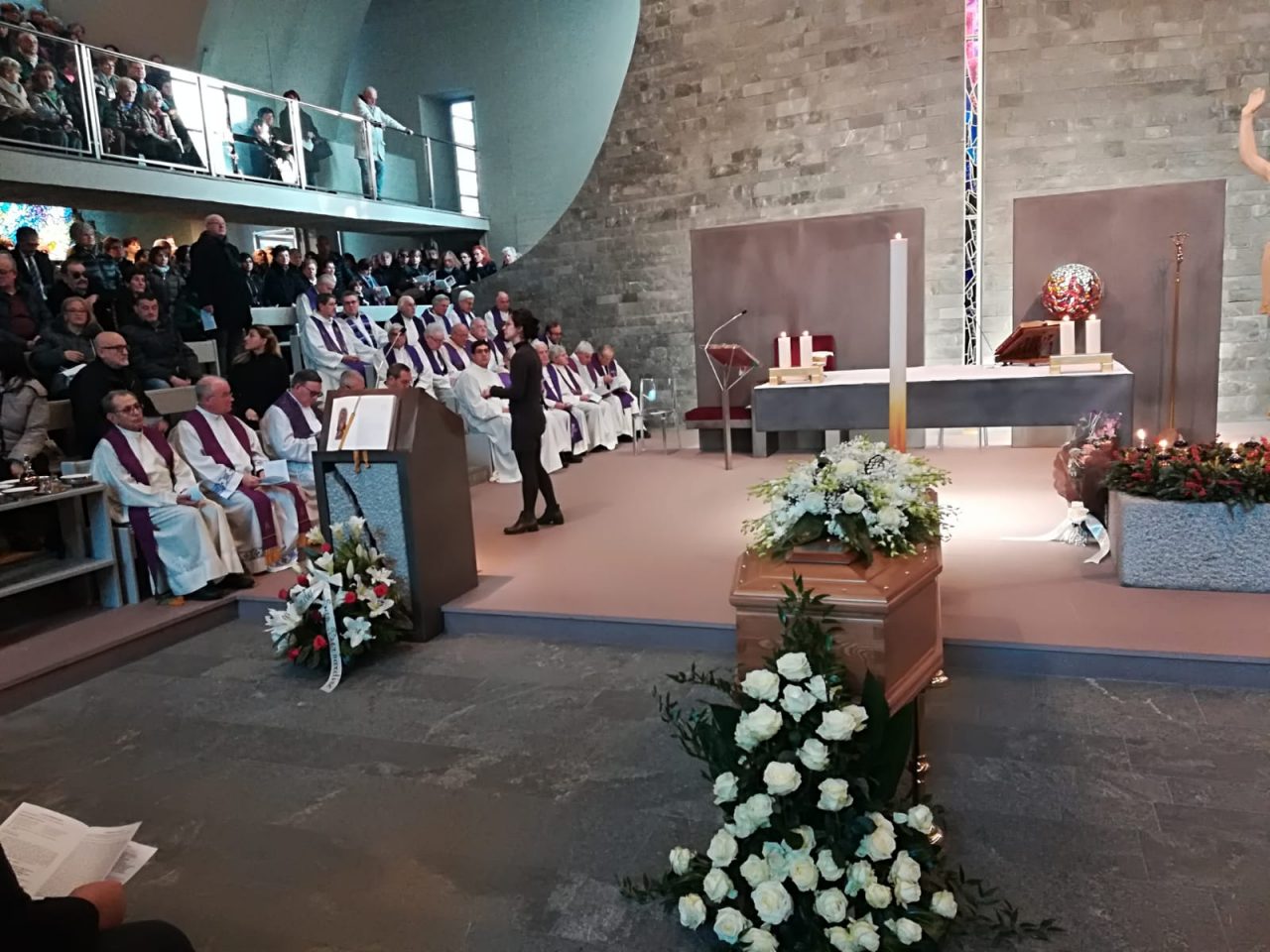 Legnano, folla al funerale di don Luigi Poretti