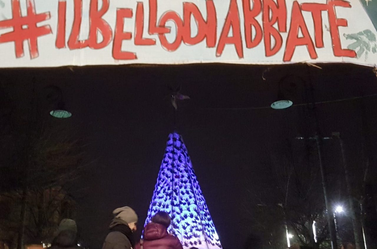 Centinaia di mani per “fare” un futuro migliore: Abbiate si accende con l’Albero del Riuso VIDEO  E FOTO
