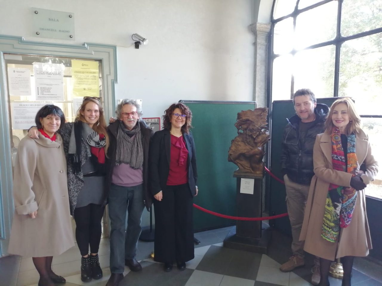 Inaugurata l’esposizione de “L’Abbraccio dell’Olmo” a Malnate, la Sacra famiglia in municipio