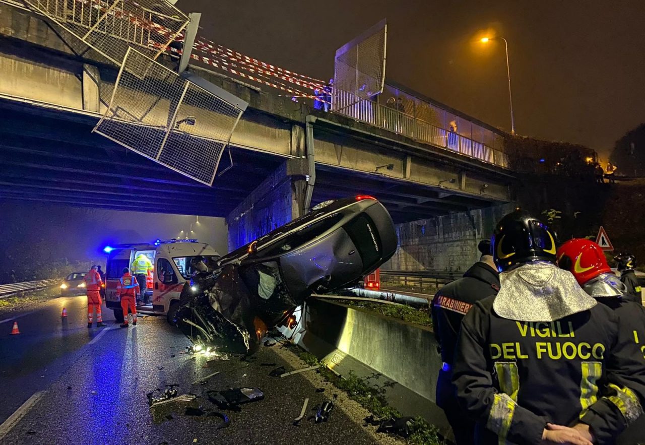 Auto sfonda le barriere e precipita dal cavalcavia: paura sulla Milano Meda FOTO VIDEO