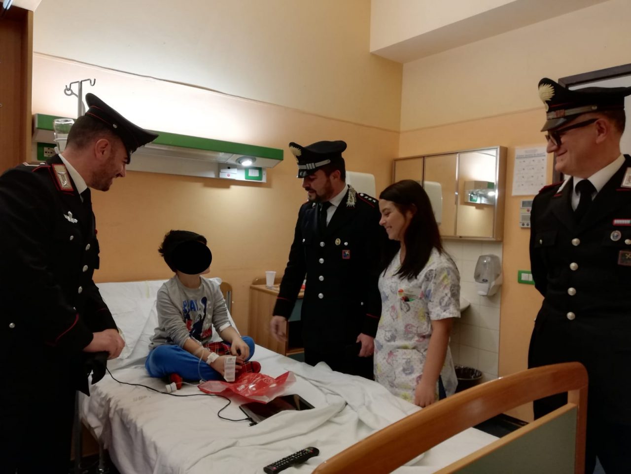 I Carabinieri in visita natalizia ai bambini dell’ospedale di Saronno