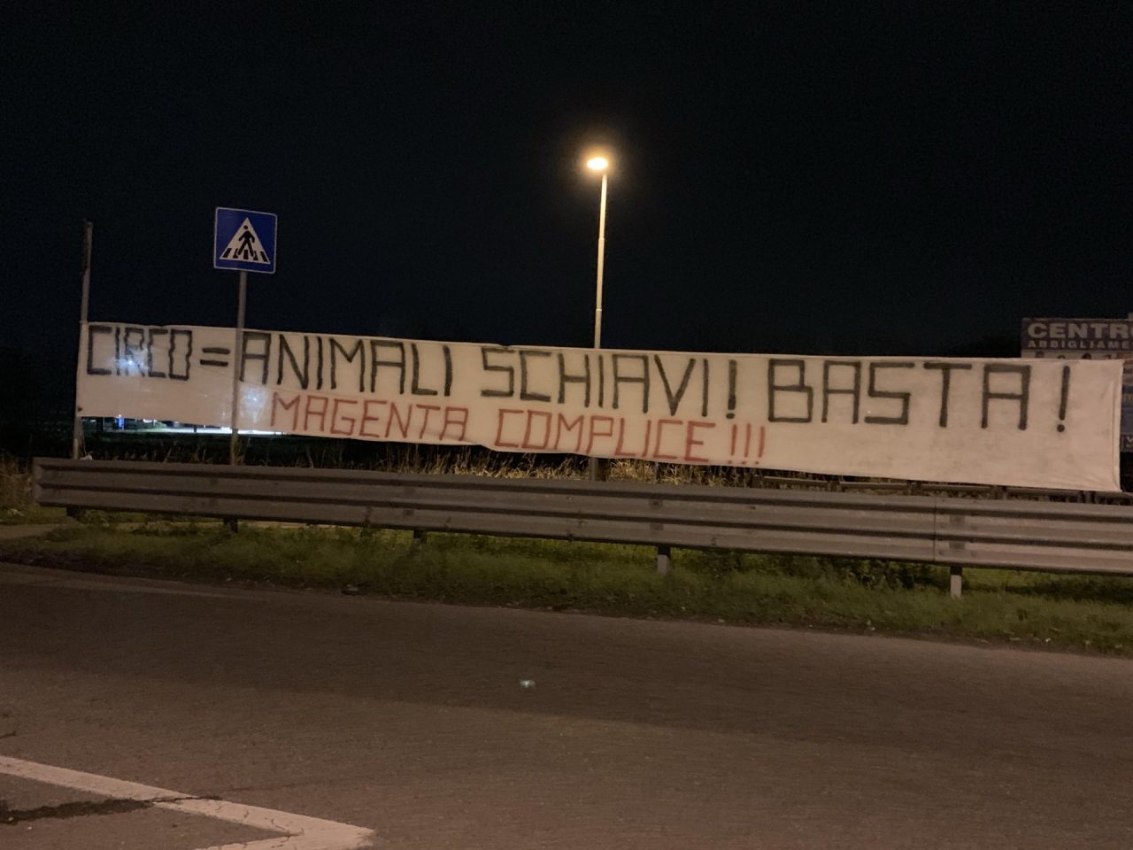 Animalisti in protesta contro il circo