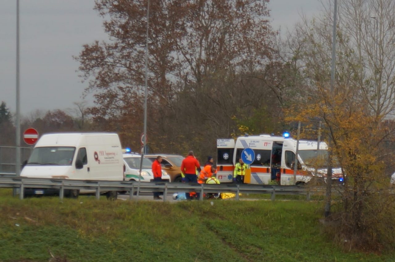 Gravissimo incidente tra auto e moto, arriva l'elisoccorso
