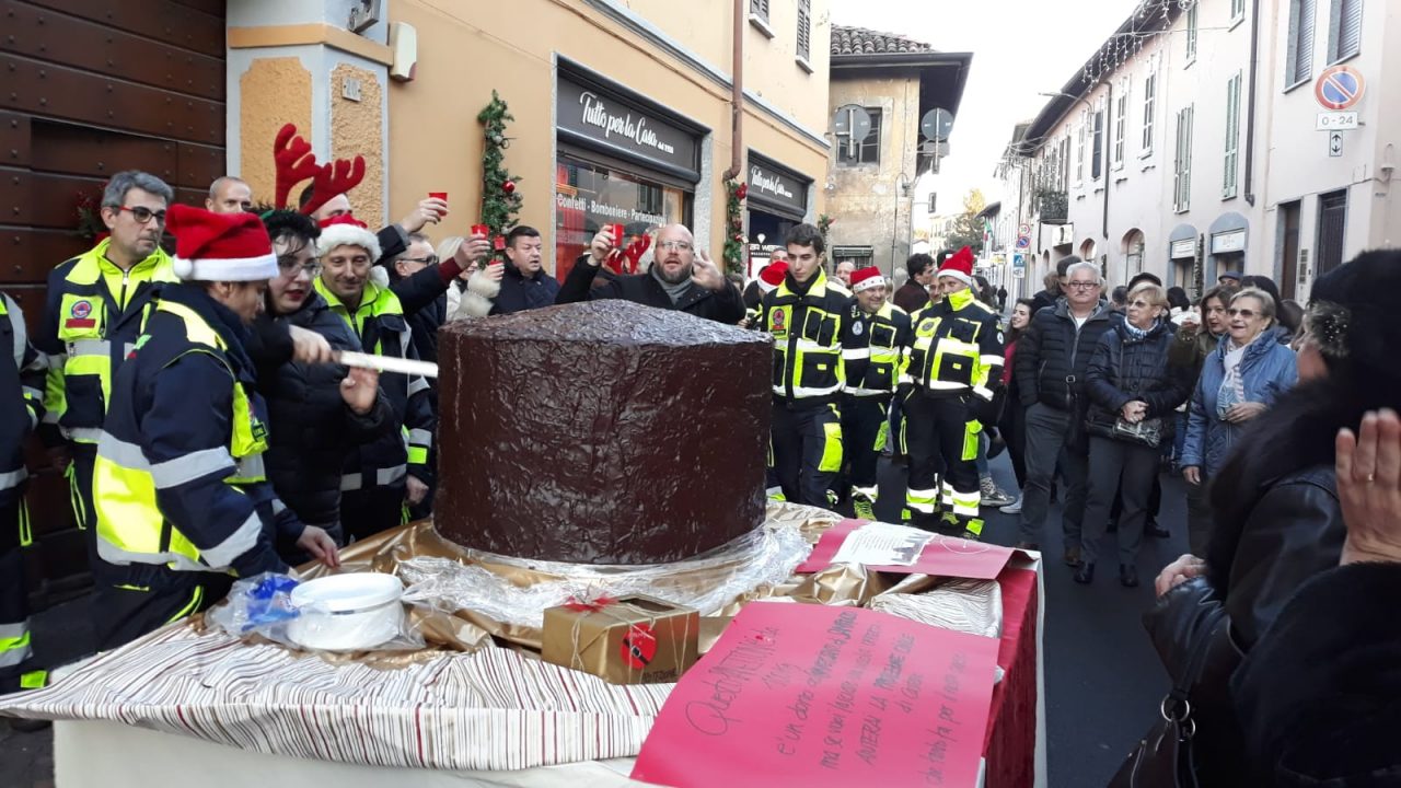 Un panettone da 100 chili a Castano Primo FOTO