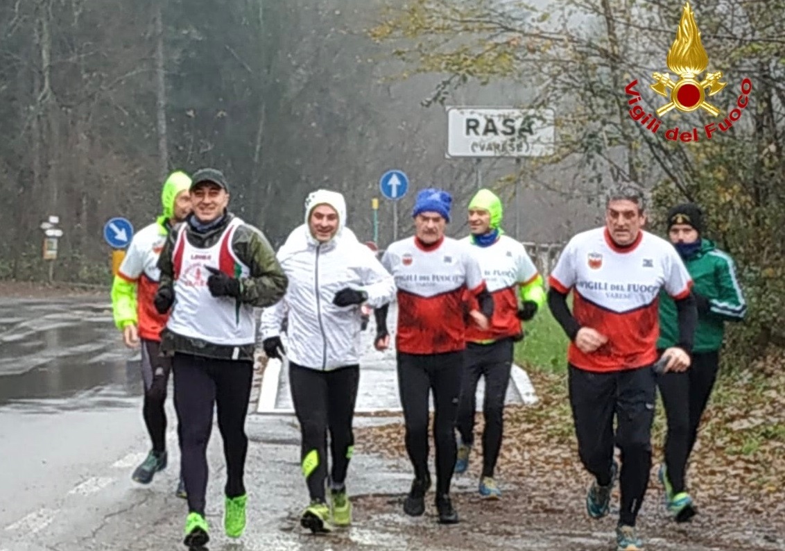60 chilometri di corsa sotto l’acqua per ricordare i colleghi morti