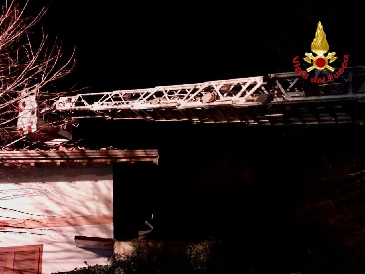 Vigilia di fuoco a Fagnano per un tetto in fiamme
