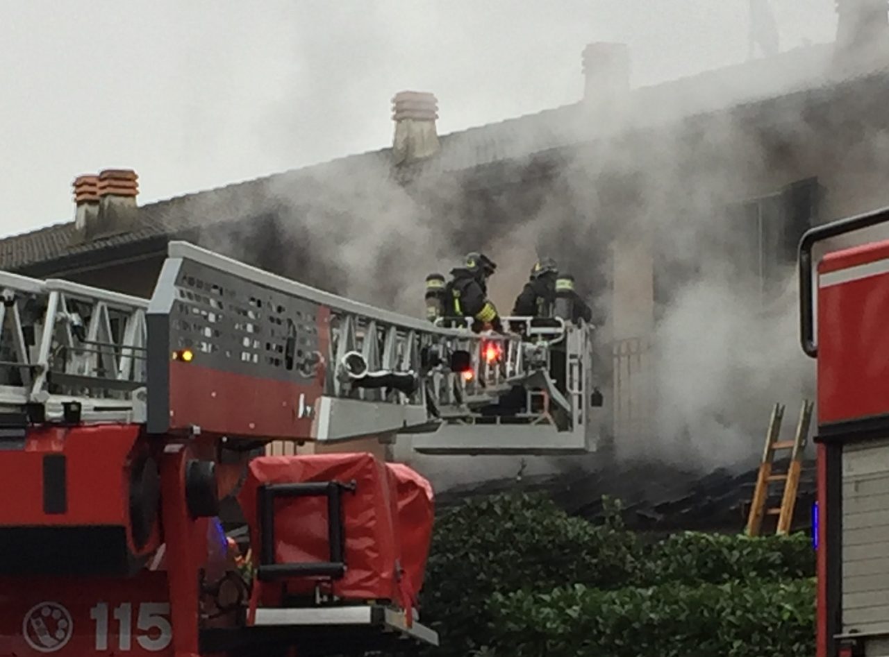 Incendio al tetto di una villetta di Gaggiano FOTO