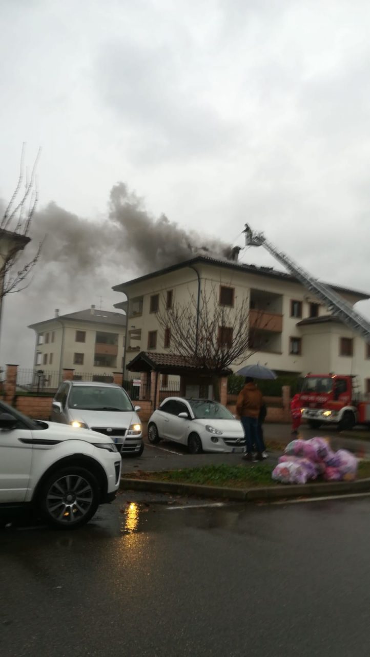 Tetto a fuoco, paura a Gorla Minore