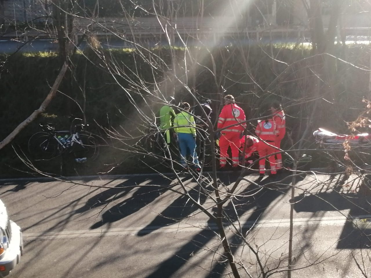 Cicloamatore di Rho cade dalla bicicletta: Arrivano ambulanza e carabinieri