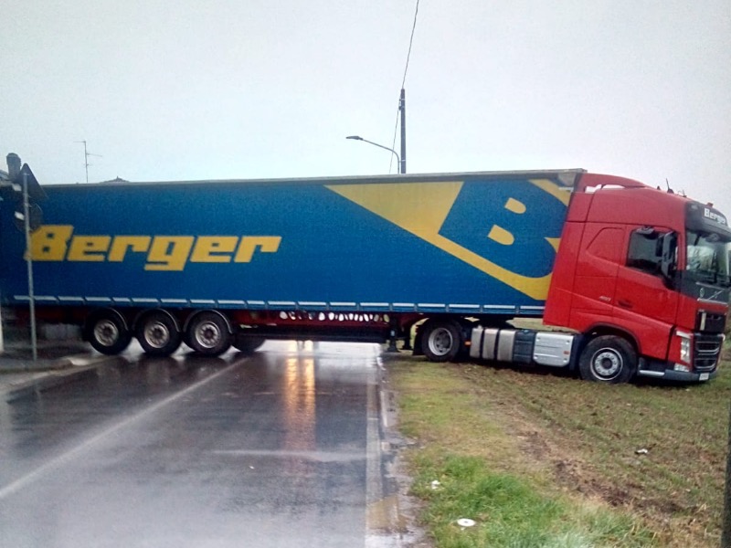 Camion fa manovra ma rimane intrappolato nel fango: traffico in tilt