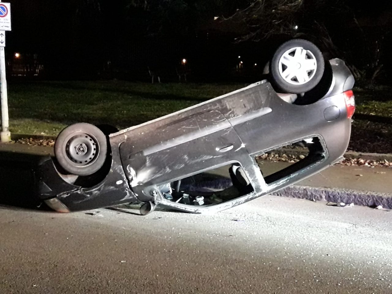Si ribalta con l’auto, paura a Legnano FOTO
