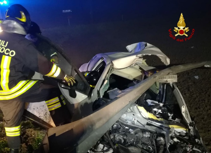 Motta, fuori strada di notte: auto incastrata nel guardrail FOTO