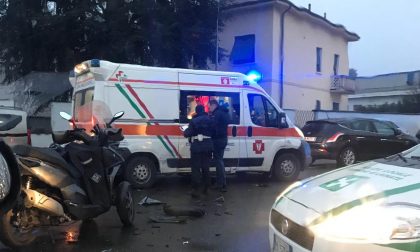 Scontro tra un'auto e uno scooter alla rotonda della Feren