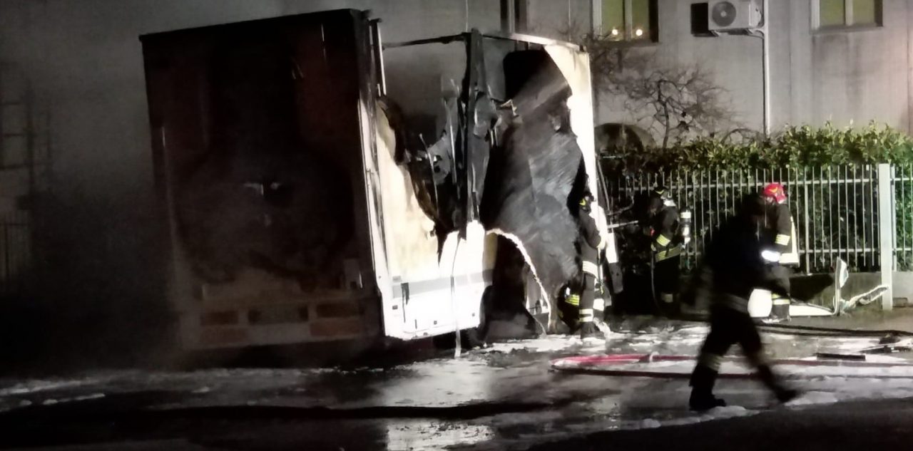 Camion in fiamme su viale Sabotino nella serata di Santo Stefano LE FOTO
