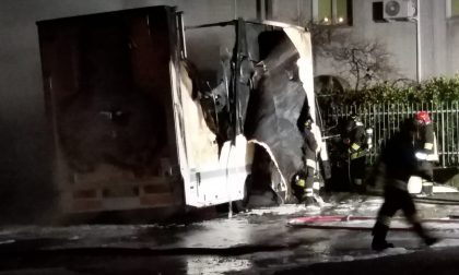 Camion in fiamme su viale Sabotino nella serata di Santo Stefano LE FOTO