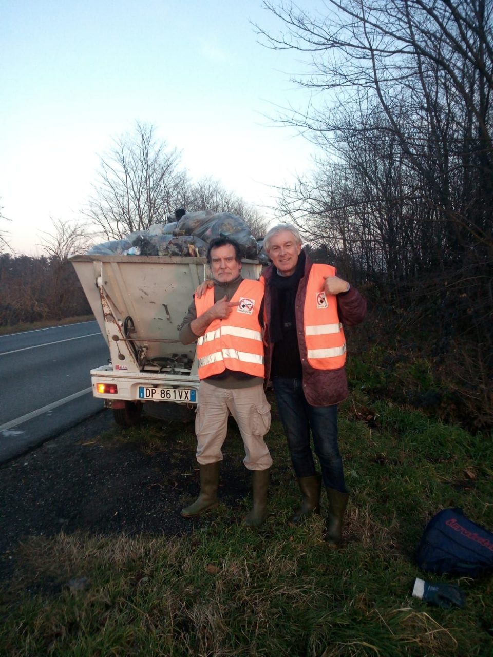 Volontari al lavoro per pulire le strade di Busto Garolfo