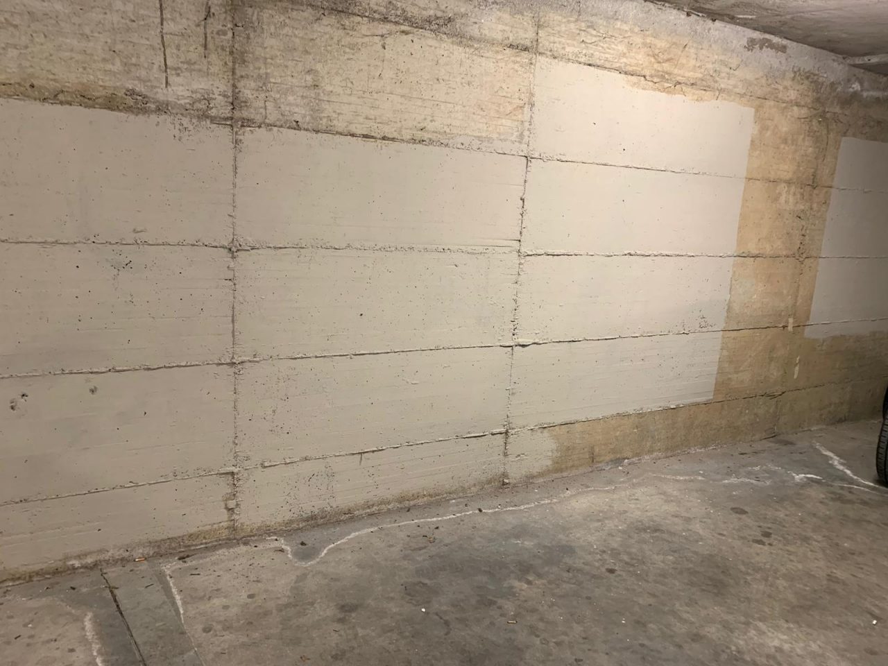 Atti vandalici al parcheggio sotterraneo, ragazzo ripulisce le scritte