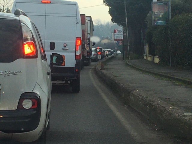 Code chilometriche alle prove di accensione del semaforo a Robecco