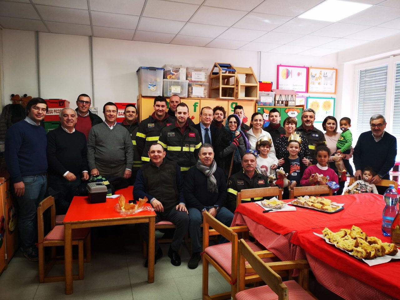La Befana dei Vigili del fuoco “atterra” in Pediatria  FOTO