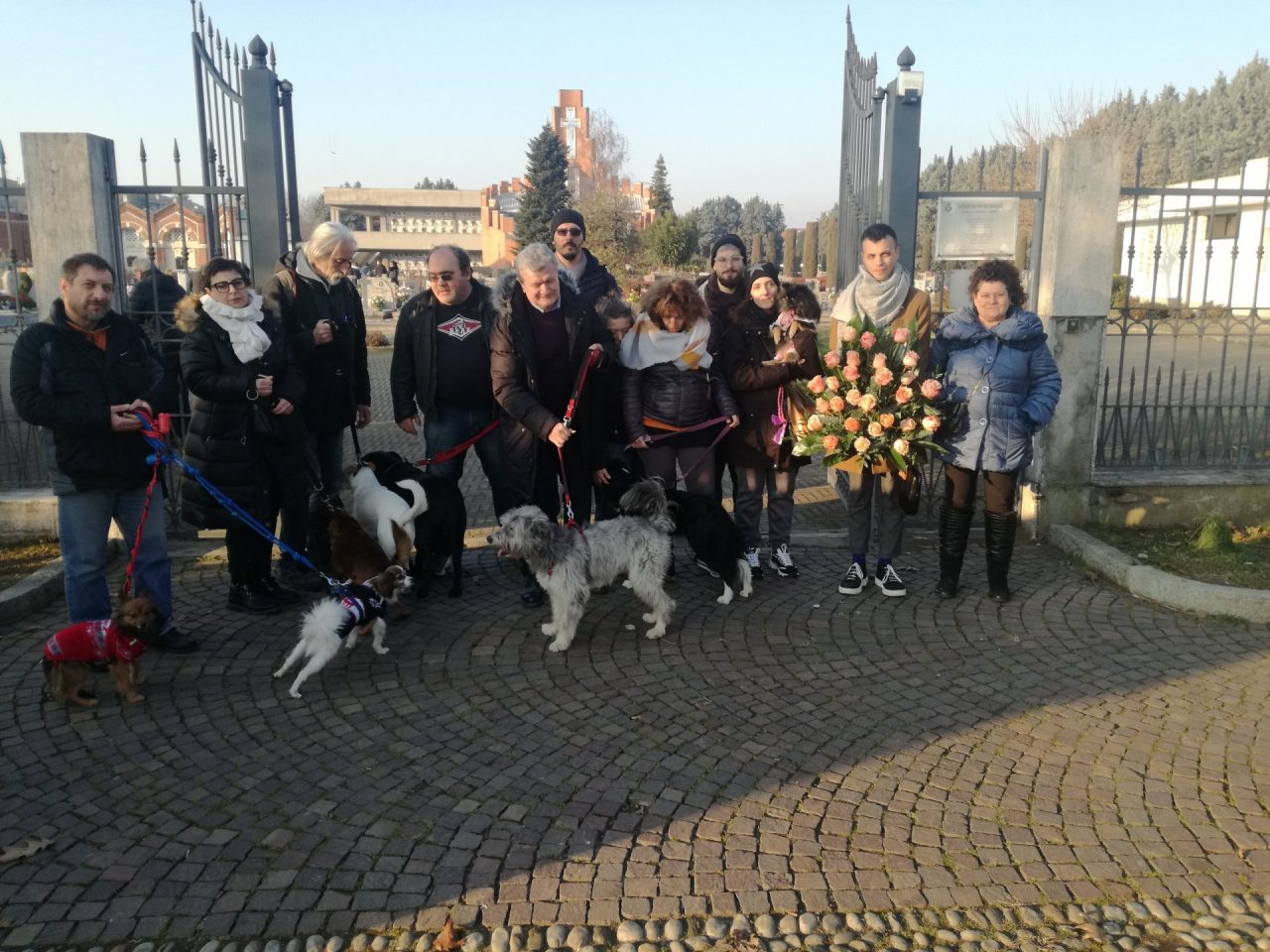 Fulvio accompagnato dai cani nel suo ultimo viaggio