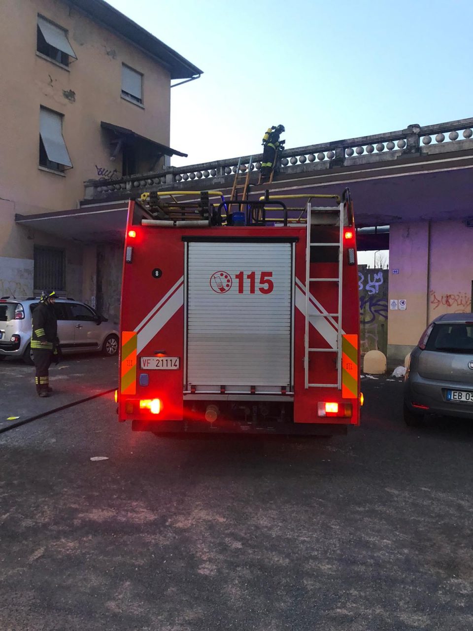 Pompieri in Novaceta, brucia la spazzatura