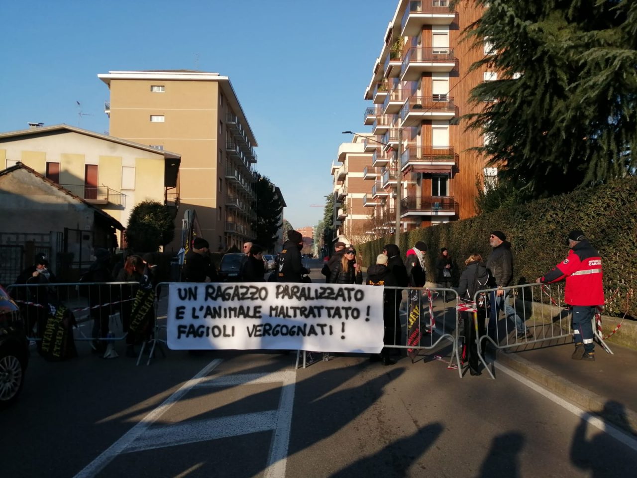 Agitazioni alla protesta degli animalisti a Saronno durante la sagra – IL VIDEO