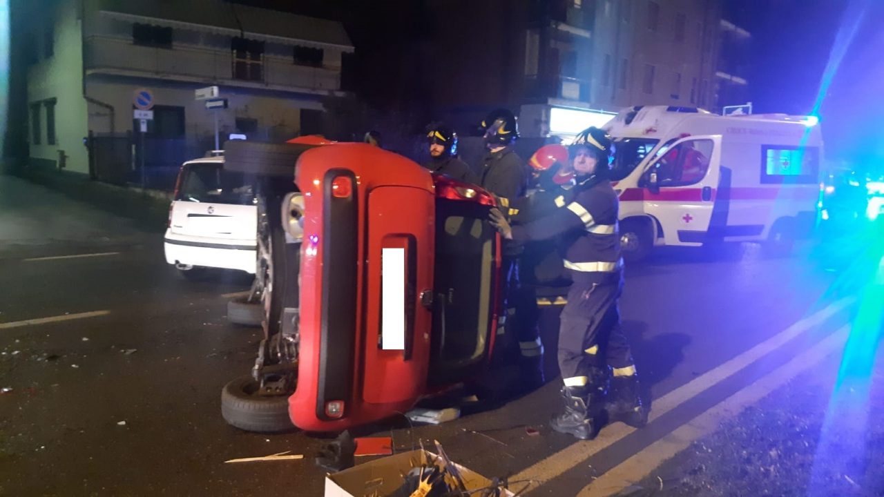 Grave scontro sul Sempione: un’auto si ribalta – LE FOTO