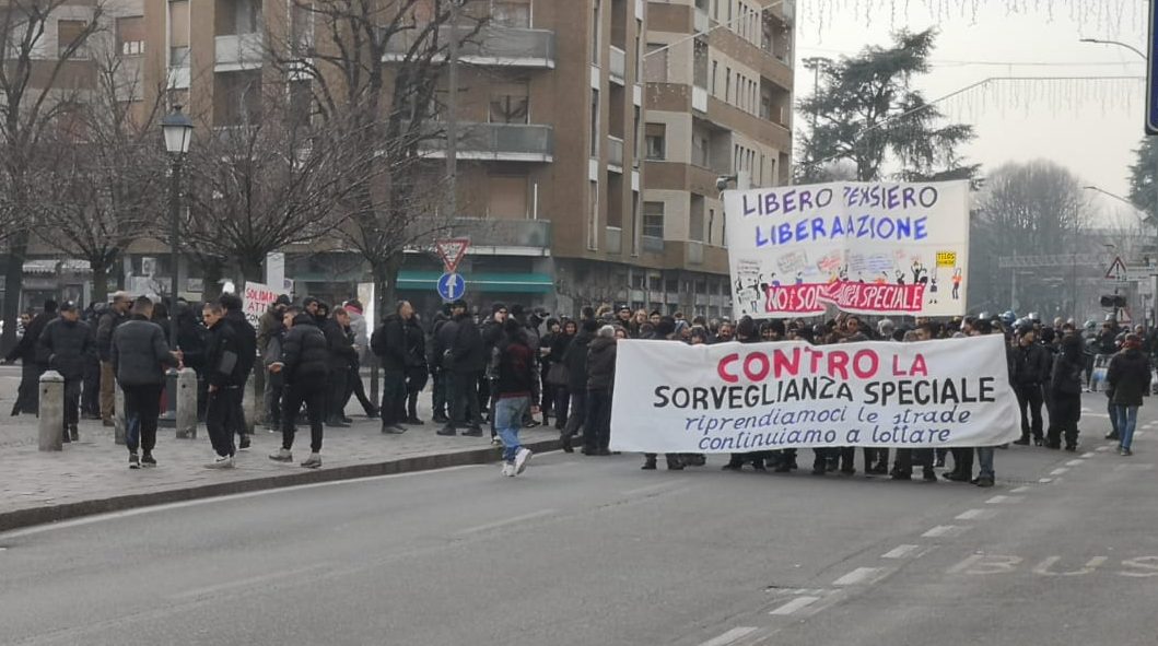 Saronno, anarchici in centro per Cello e contro la sorveglianza speciale DIRETTA