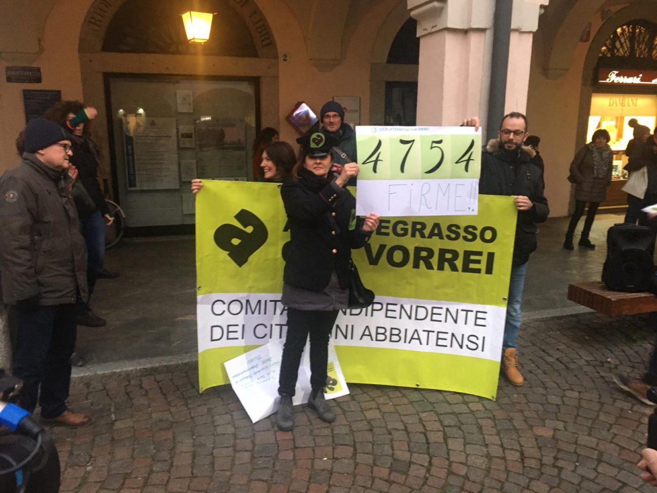 Abbiategrasso, flash mob contro il parco commerciale: consegnate 4754 firme