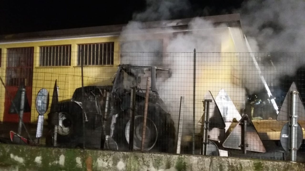 Trattore a fuoco: si teme il dolo FOTO