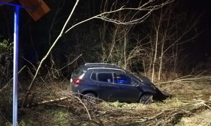 Perde il controllo dell'auto e finisce fuori strada
