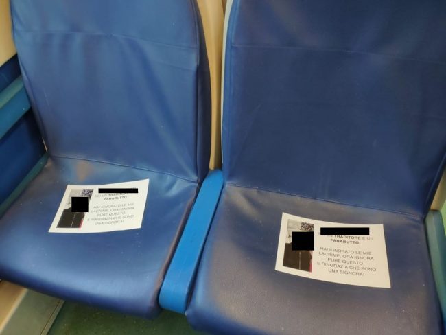 Volantini sul treno contro il “traditore”: era una (riuscitissima) trovata pubblicitaria