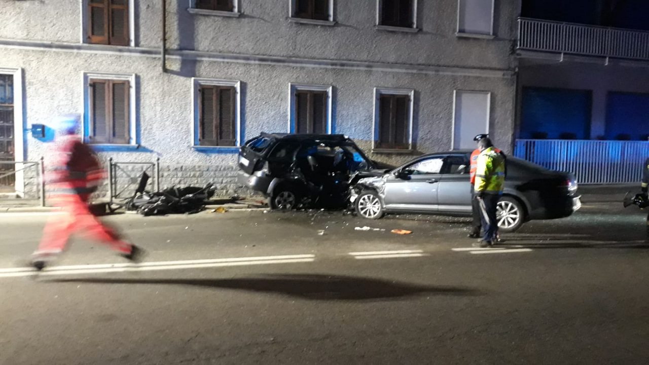 Terribile schianto a Castano: un uomo intrappolato in auto