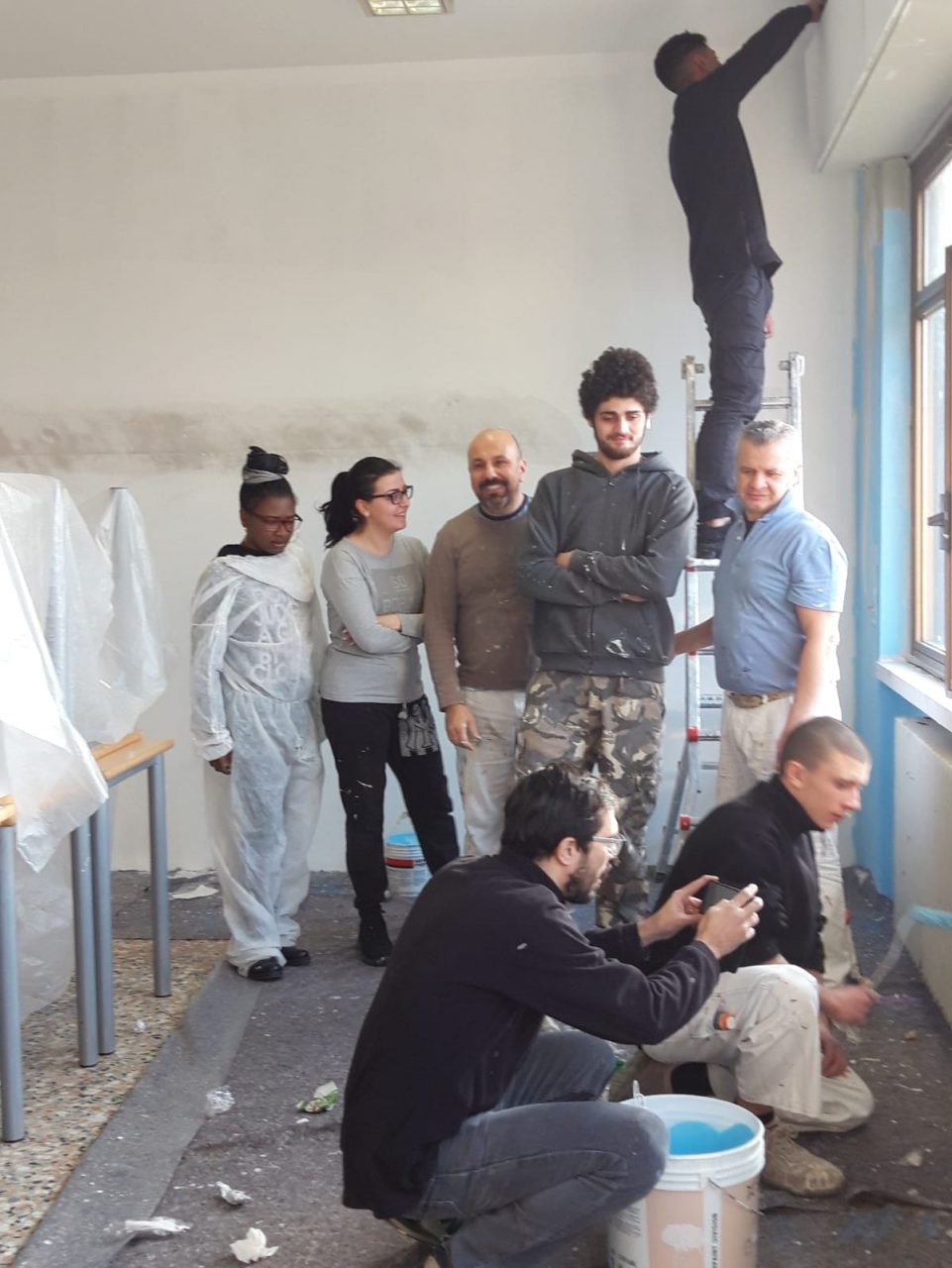 Rho: Studenti, professori e preside dipingono la scuola durante le vacanze
