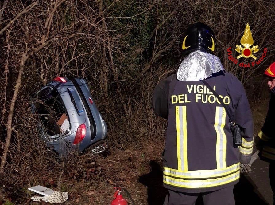 Finisce fuori strada e sparisce prima dell’arrivo dei soccorsi