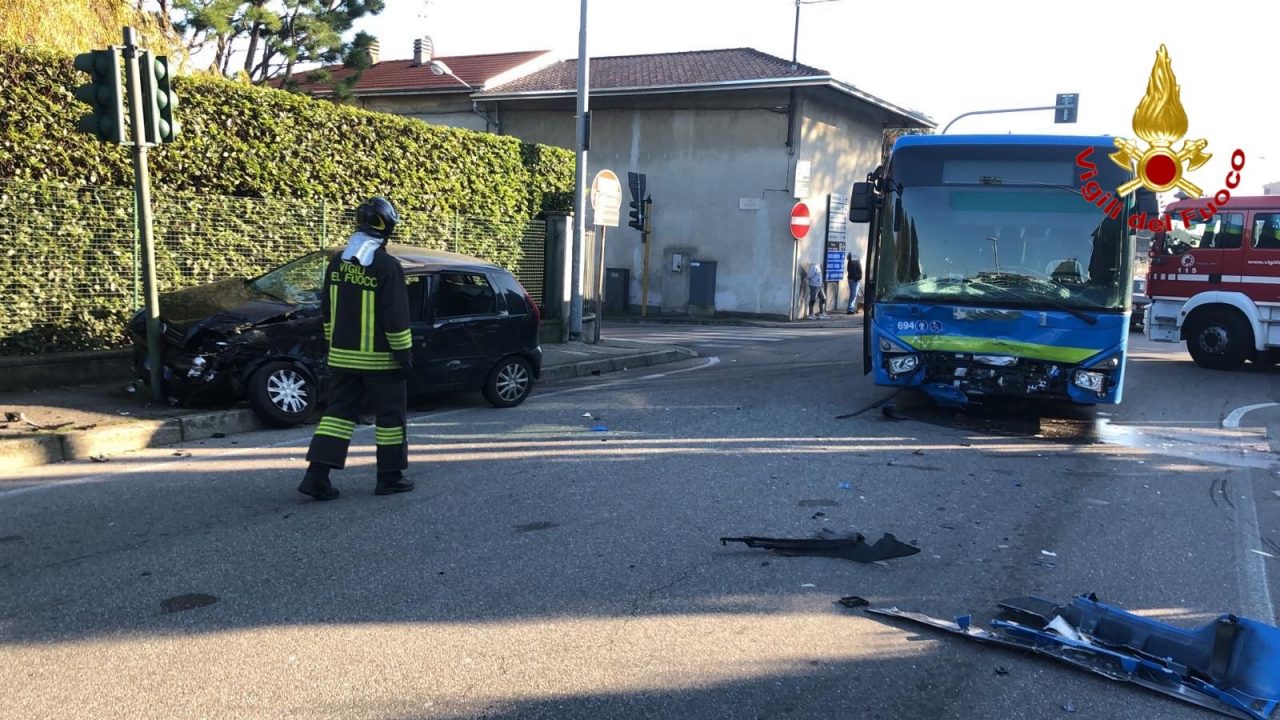 Scontro tra pullman e auto a Solbiate Olona