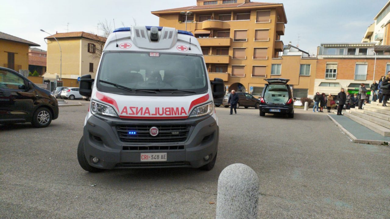 Si sente male durante un funerale: arriva l’ambulanza