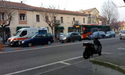 Pullman frena, passeggera cade a terra e finisce in ospedale
