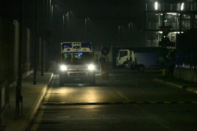 Morto l’operaio schiacciato dal coperchio di un container